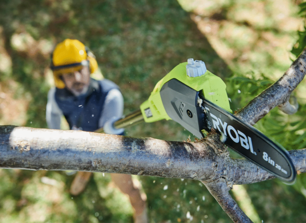 Grensåg ONE+ OPP1820 grensåg i arbete En person med skyddshjälm använder en Ryobi ONE+ OPP1820 batteridriven grensåg för att kapa en gren från marknivå.