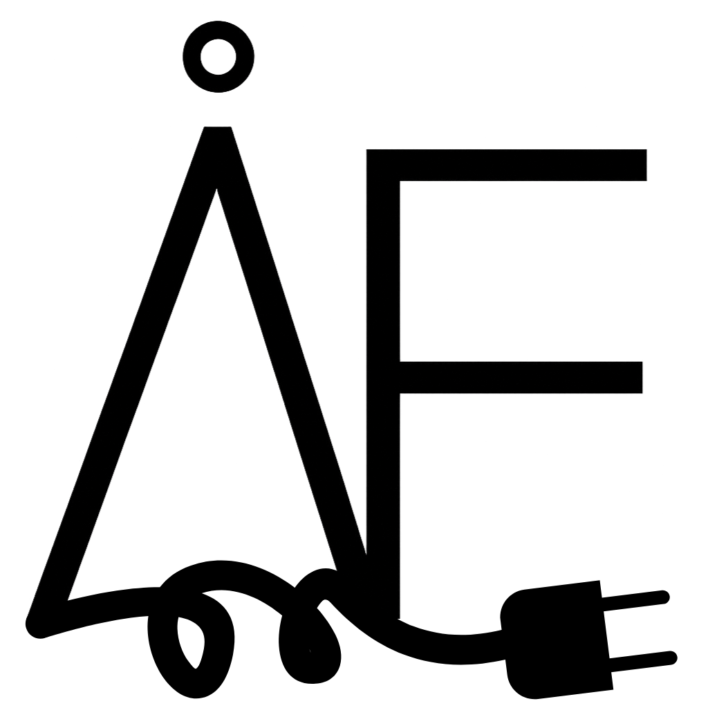 Modern logotyp för Åsa Elkoncept AB med bokstäverna ÅE i svart, med en sladd och kontakt som krullar sig under. Loggan symboliserar trygghet och teknik inom elinstallationer.
